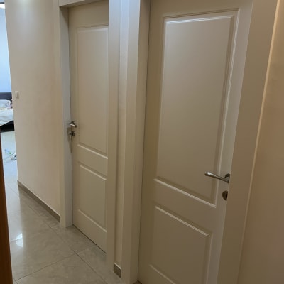 שתי דלתות לבנות עם ידיות מתכת