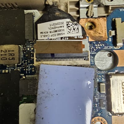 חיבורי כבלים ולוח אם במחשב נייד