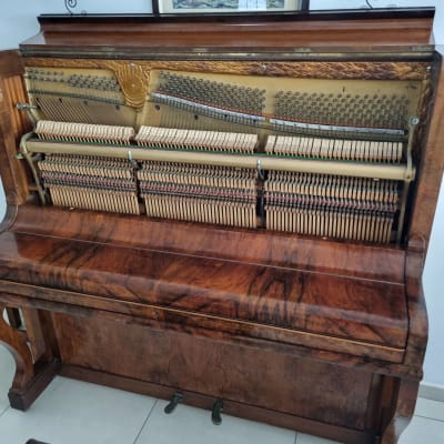 מנגנון פנימי של פסנתר עומד עם מיתרים ופטישים