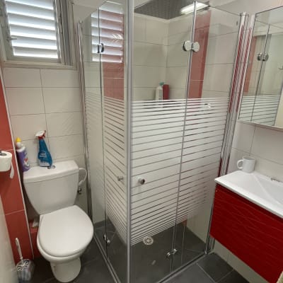 מקלחון זכוכית עם דלתות שקופות ופסים לבנים