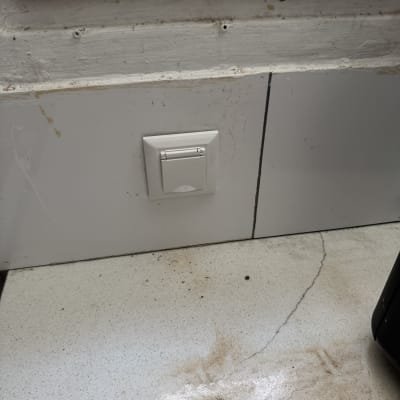 מתג חשמלי על קיר לבן עם לכלוך