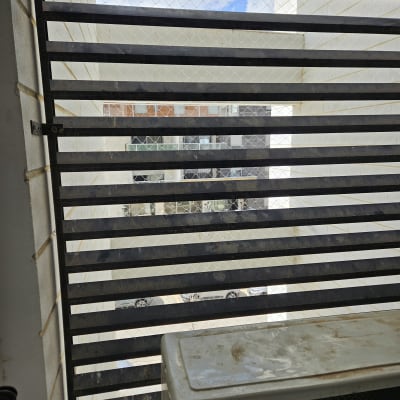 רשת למניעת כניסת יונים על חלון