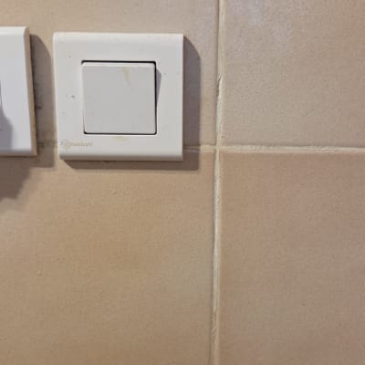 מתג חשמלי על קיר אריחים