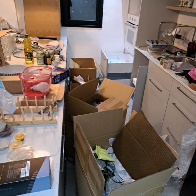 ארגזים פתוחים במטבח עם כלים ומצרכים