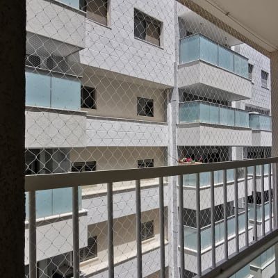 רשת הגנה מותקנת על מרפסת למניעת כניסת יונים