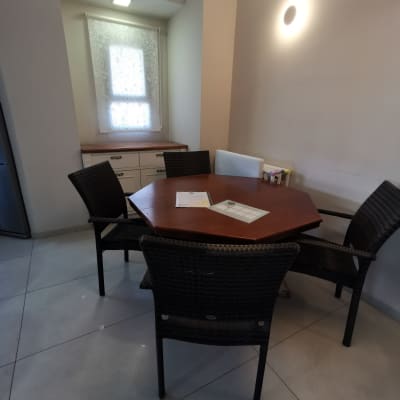 שולחן עץ עם כיסאות, מסמכים מונחים עליו