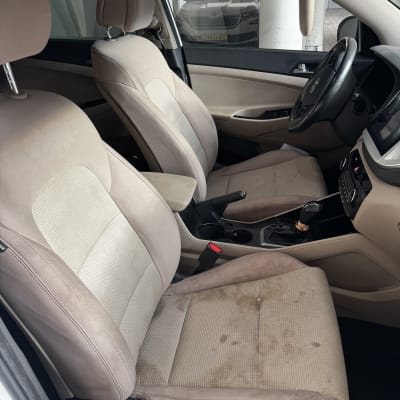 מושבי רכב עם כתמים לפני ניקוי