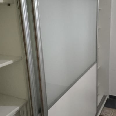 ארון הזזה עם דלתות זכוכית ומדפים