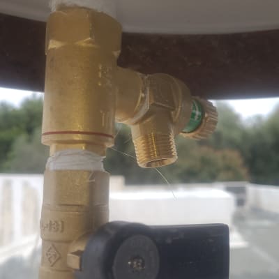 שסתום פליז עם ידית שחורה על דוד שמש