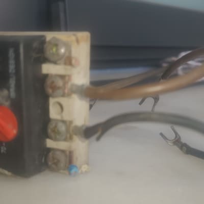 תרמוסטט עם חוטים חשמליים על משטח