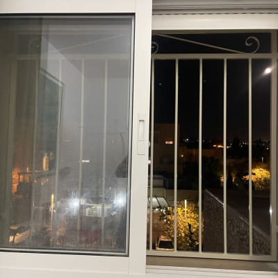 חלון עם מסגרת מתכת בלילה