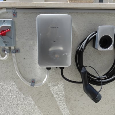 עמדת טעינה לרכב חשמלי עם כבל ומתג חשמלי