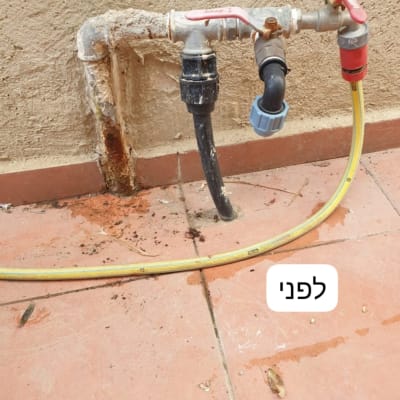 צינור מים עם ברזים וחיבורים שונים