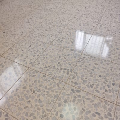 ריצוף טרצו מבריק לאחר ביצוע פוליש קריסטל