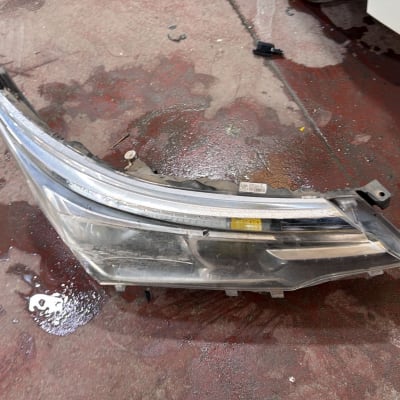 פנס רכב על רצפת מוסך