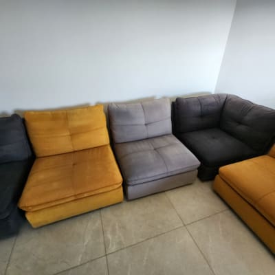 ספות בצבעים שונים על רצפת אריחים