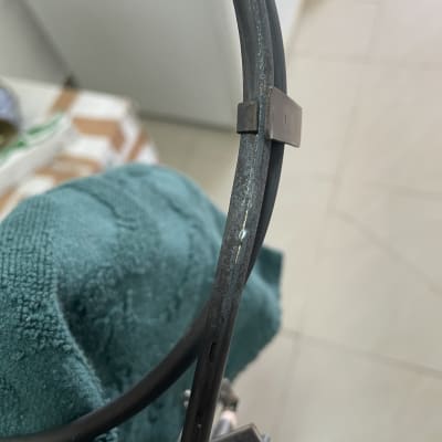 כבל חשמלי עם תפסן מתכת על רקע מטושטש