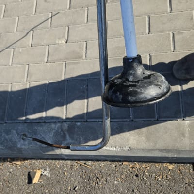 כלי עבודה לניקוי צנרת על מדרכה