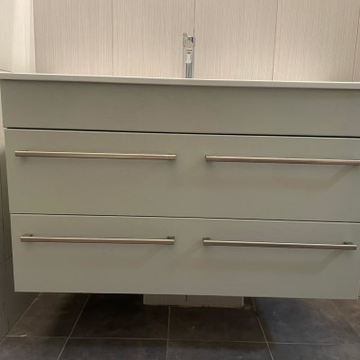 ארון אמבטיה עם ידיות מתכת ארוכות