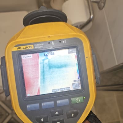 מד חום תרמי בשימוש לאיתור נזילות במקלחת