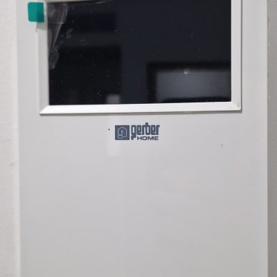 מסך שליטה לבן עם כיתוב גרבר הום