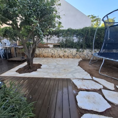 חצר עם עץ לימון, דק ועבודות גינון