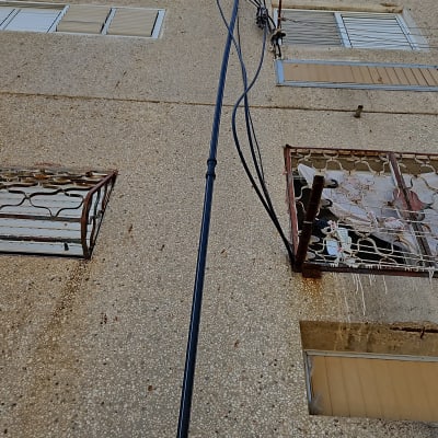 בניין עם חוטי חשמל ומזגן על הקיר החיצוני