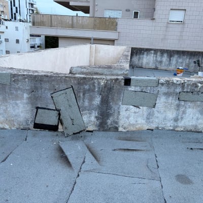 תיקון מקומי של יריעות ביטומניות על מעקה גג
