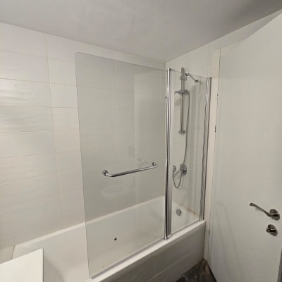 מקלחת עם דלת זכוכית וברז מקלחת