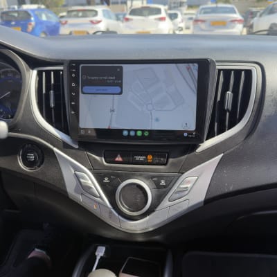 מערכת ניווט ברכב עם מסך מגע
