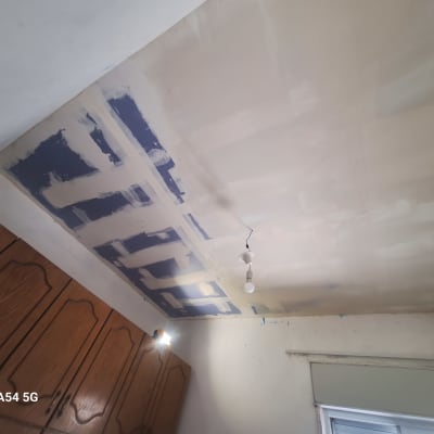 תקרת גבס עם תיקונים בצבע כחול