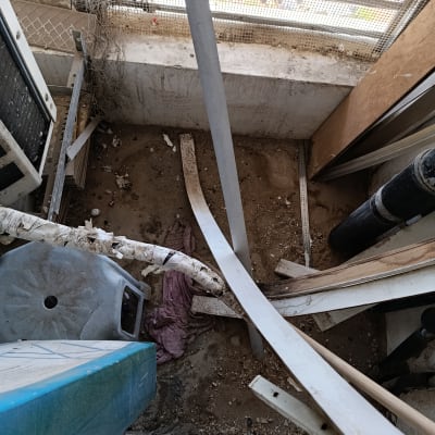 אזור מלוכלך עם חפצים שונים ופסולת