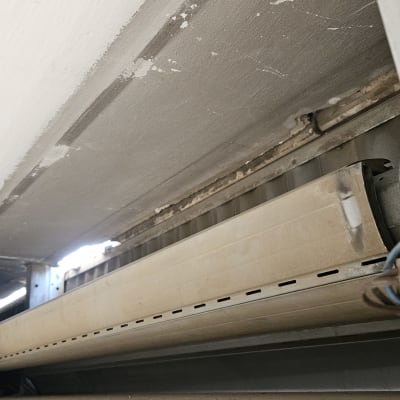 מנגנון תריס חשמלי עם חוטי חשמל גלויים