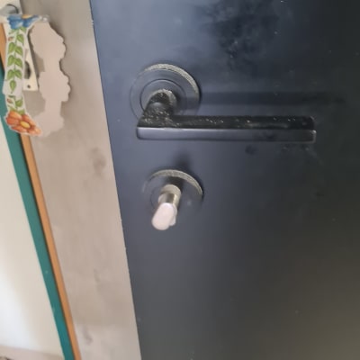 ידית ומנעול על דלת מתכת שחורה