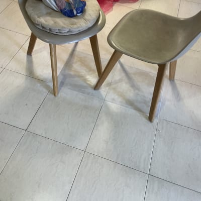 שתי כיסאות עם רגלי עץ על רצפה מרוצפת