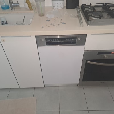 מטבח עם כיור, מדיח ותנור