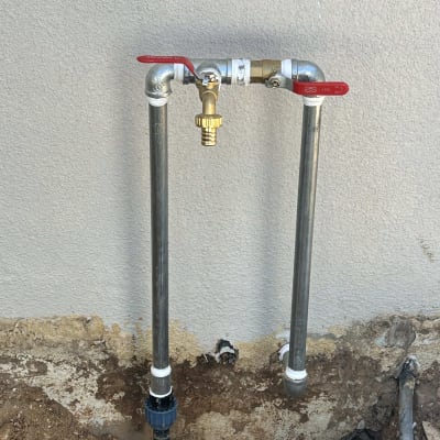 צנרת מים מותקנת על קיר חיצוני