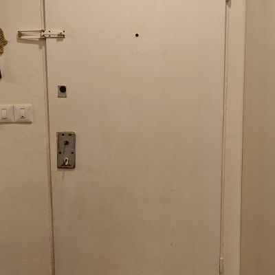 דלת לבנה עם מנעול ובריחים