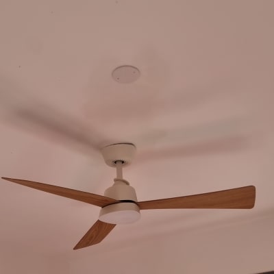 מאוורר תקרה עם שלושה להבים מעץ