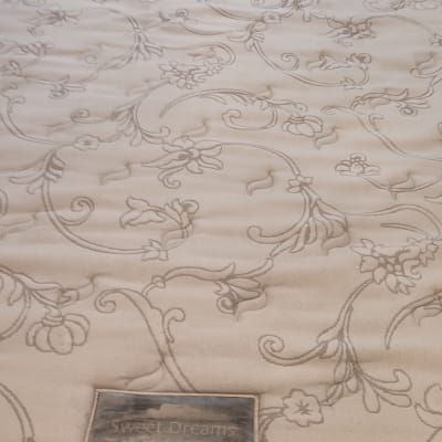 תווית על מזרן עם עיטורים פרחוניים