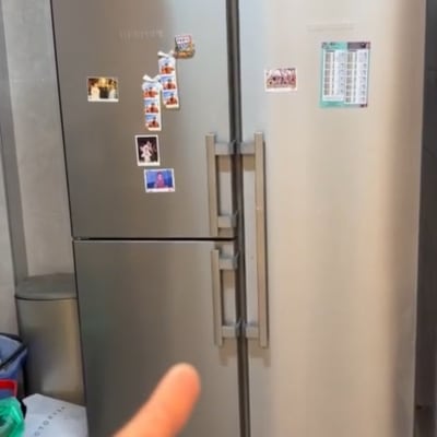 מקרר נירוסטה רחב במטבח ביתי