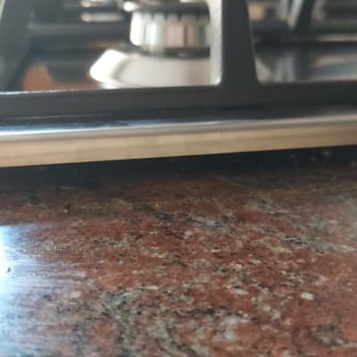 תקריב של כיריים על משטח שיש