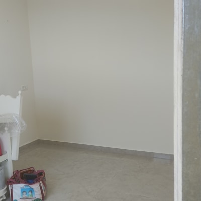 חדר ריק עם שקית כלים על הרצפה