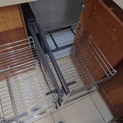 ארון מטבח עם מדפים נשלפים ממתכת