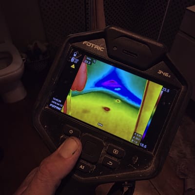 מכשיר תרמי לאיתור נזילות בשירותים