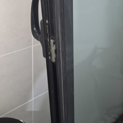 תיקון מנגנון נעילה וידית של חלון אלומיניום