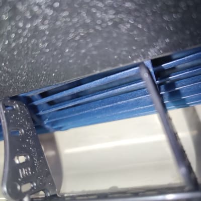 תריסי מזגן כחולים עם חלקי פלסטיק שחורים