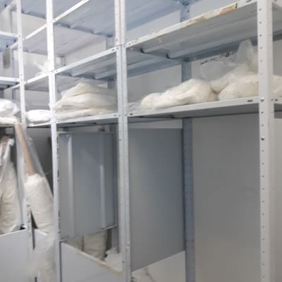 מדפים עם שקיות חומרי בניין