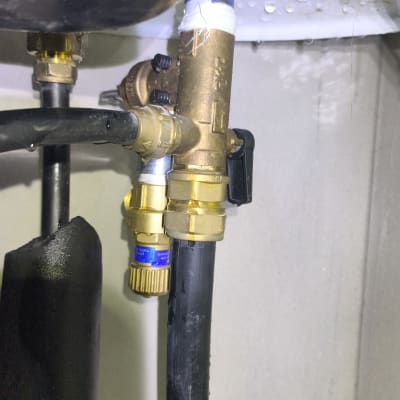 חיבורים וצינורות מתכת במערכת אינסטלציה