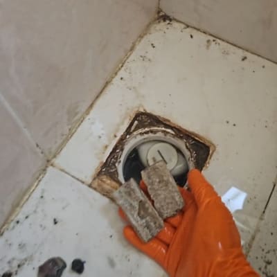 פתיחת סתימה בקופסת ניקוז והוצאת פסולת מניקוז רצפתי